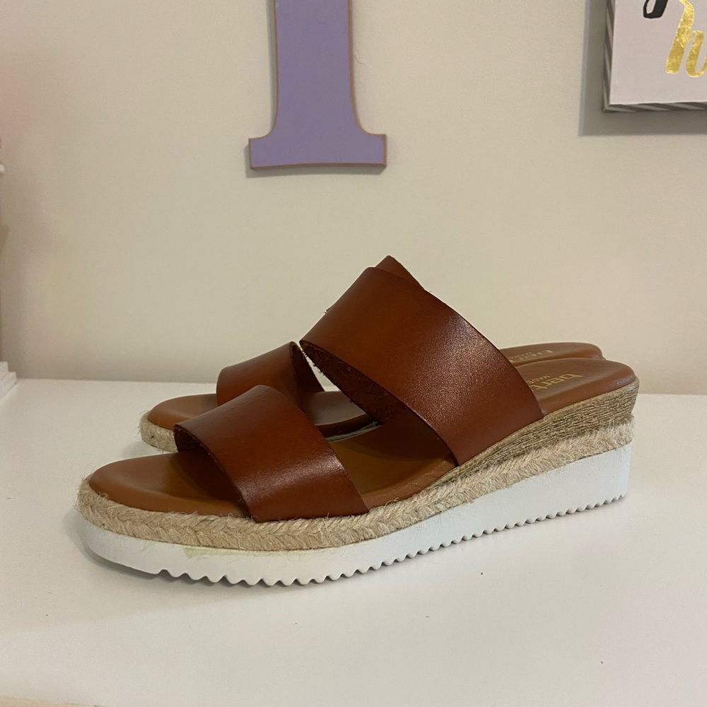 Bertuchi double band cognac wedge sandals 8.5 or 39